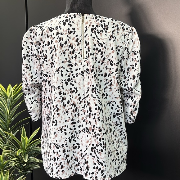 Melloday Ruched Mid sleeve, round neck,gold, zipper back patterned top - Picture 4 of 10